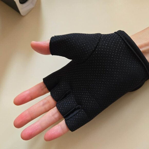 COPY - Lululemon aero training gloves - Picture 5 of 6